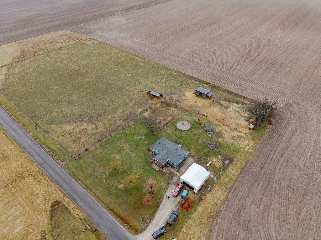 Image 25 of property listing at 4239 Seven Hills Road, Odin, IL 62870