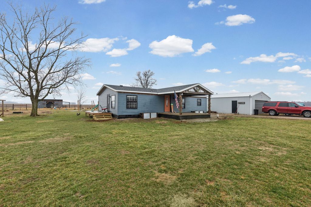 Image 4 of property listing at 4239 Seven Hills Road, Odin, IL 62870