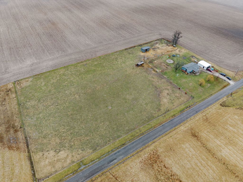 Image 31 of property listing at 4239 Seven Hills Road, Odin, IL 62870