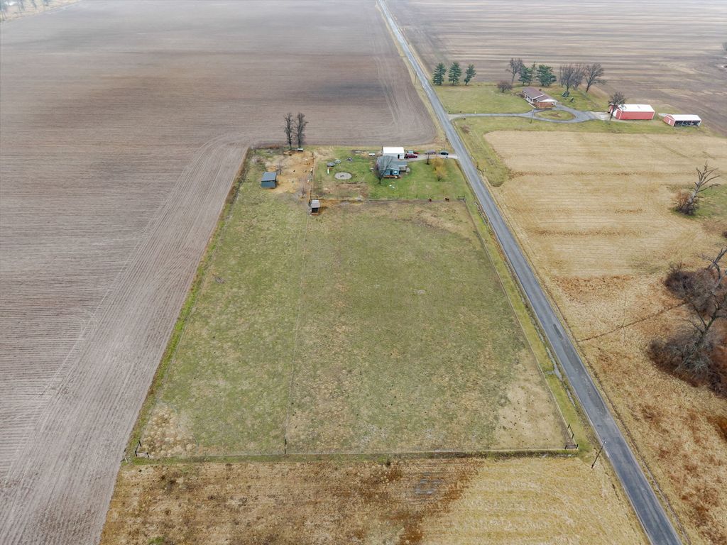 Image 32 of property listing at 4239 Seven Hills Road, Odin, IL 62870