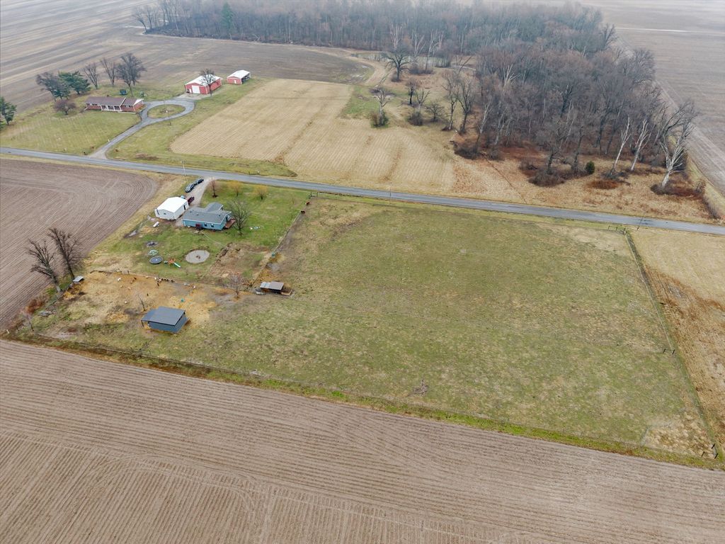 Image 33 of property listing at 4239 Seven Hills Road, Odin, IL 62870