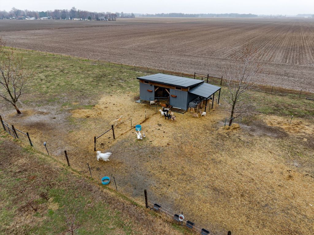 Image 38 of property listing at 4239 Seven Hills Road, Odin, IL 62870