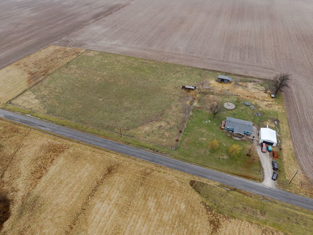 Image 5 of property listing at 4239 Seven Hills Road, Odin, IL 62870