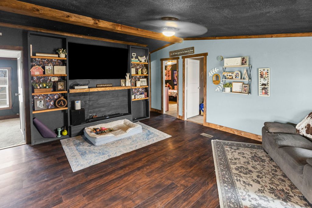 Image 10 of property listing at 4239 Seven Hills Road, Odin, IL 62870