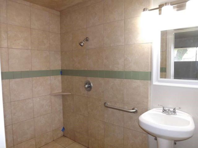 729 S 5th Street, La Porte, TX 77571