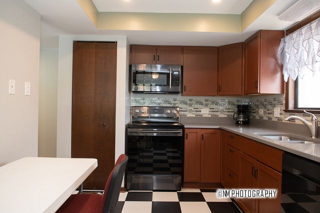 9182 South Road A, Palos Hills, IL 60465