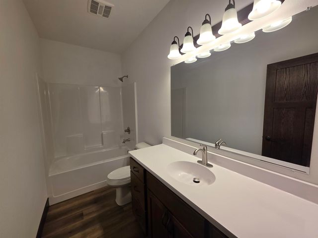 1013 Jerry Lane, Manchester, IA 52057