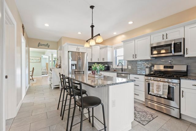 28 Saint John St, Dartmouth, MA 02748