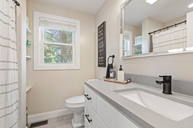 28 Saint John St, Dartmouth, MA 02748