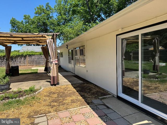 127 OAKTREE DR, Levittown, PA 19055