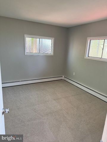 127 OAKTREE DR, Levittown, PA 19055