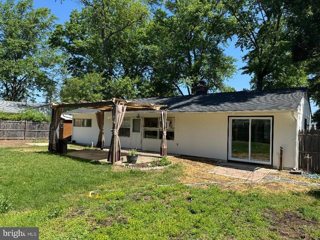 127 OAKTREE DR, Levittown, PA 19055
