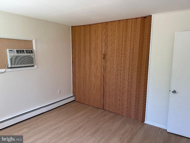 127 OAKTREE DR, Levittown, PA 19055