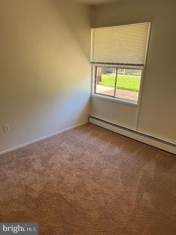 127 OAKTREE DR, Levittown, PA 19055