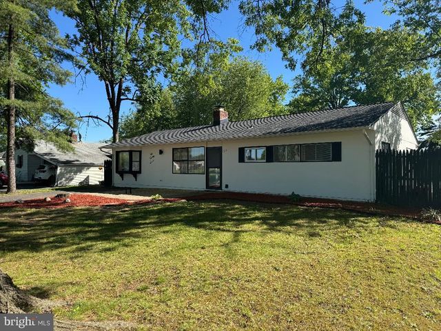 127 OAKTREE DR, Levittown, PA 19055