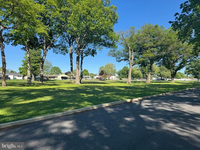 127 OAKTREE DR, Levittown, PA 19055
