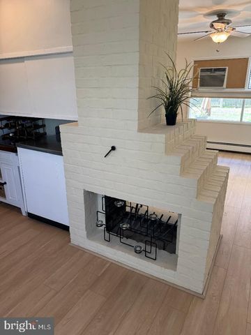127 OAKTREE DR, Levittown, PA 19055