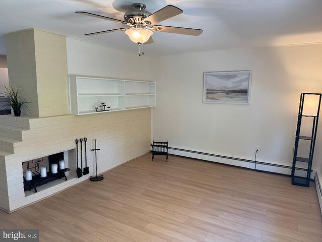 127 OAKTREE DR, Levittown, PA 19055