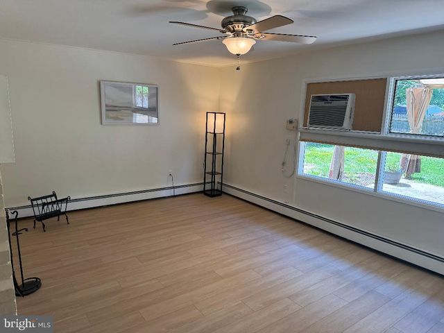 127 OAKTREE DR, Levittown, PA 19055