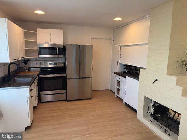 127 OAKTREE DR, Levittown, PA 19055