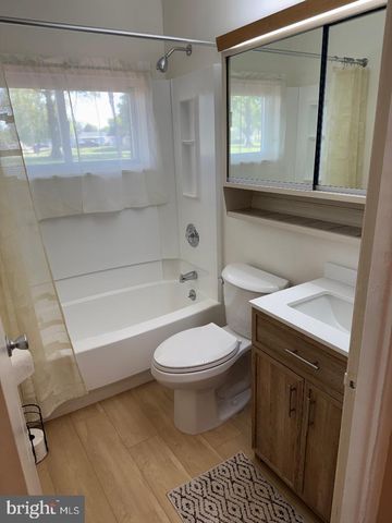 127 OAKTREE DR, Levittown, PA 19055