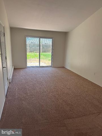 127 OAKTREE DR, Levittown, PA 19055
