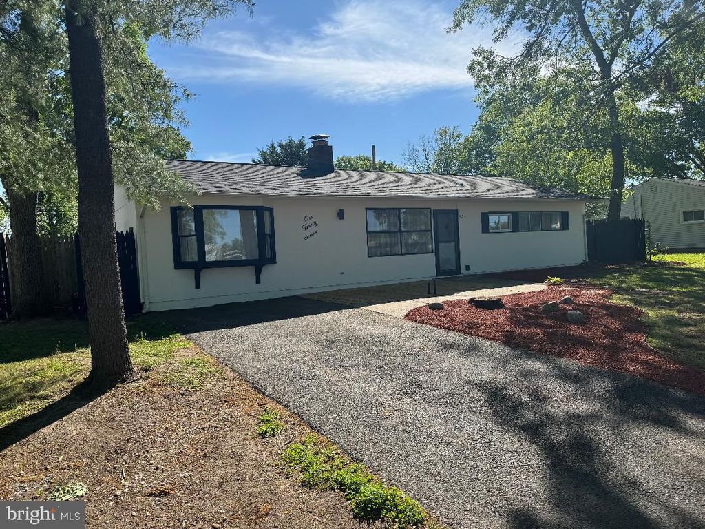 127 OAKTREE DR, Levittown, PA 19055