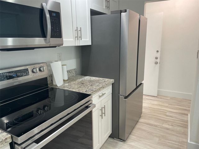 460 W Park Drive 207, Miami, FL 33172