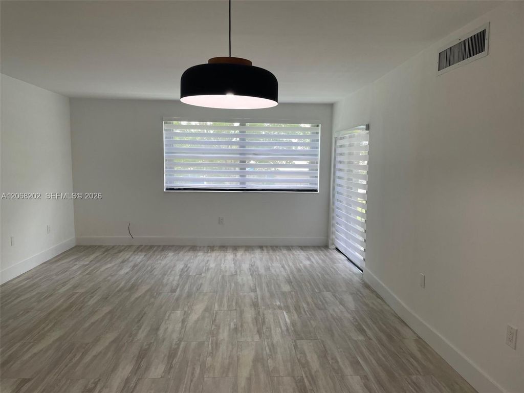 460 W Park Drive 207, Miami, FL 33172
