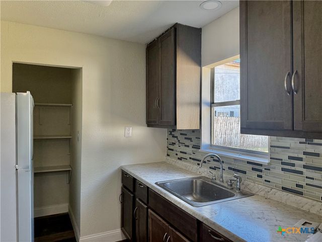 2204 E Colorado Street, Victoria, TX 77901