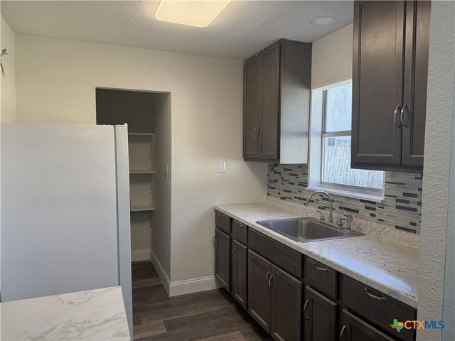 2204 E Colorado Street, Victoria, TX 77901