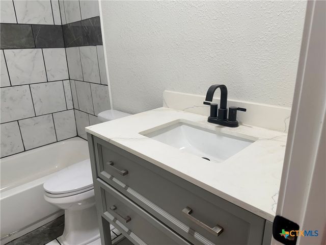 2204 E Colorado Street, Victoria, TX 77901