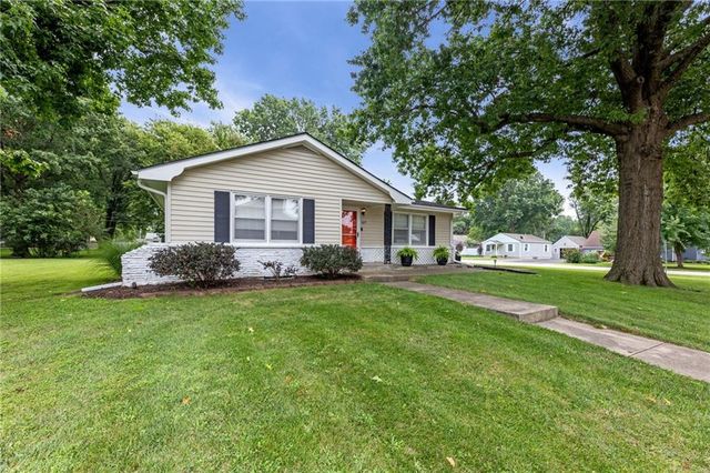 607 S Elm Street, Louisburg, KS 66053