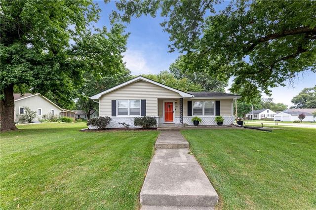 607 S Elm Street, Louisburg, KS 66053