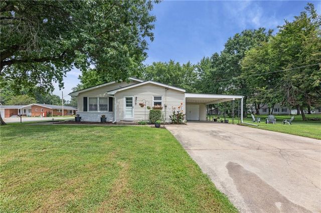 607 S Elm Street, Louisburg, KS 66053