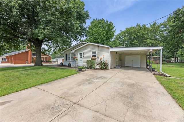 607 S Elm Street, Louisburg, KS 66053
