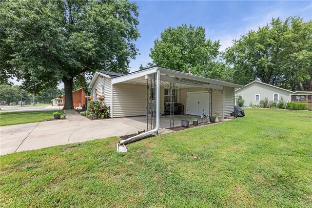 607 S Elm Street, Louisburg, KS 66053