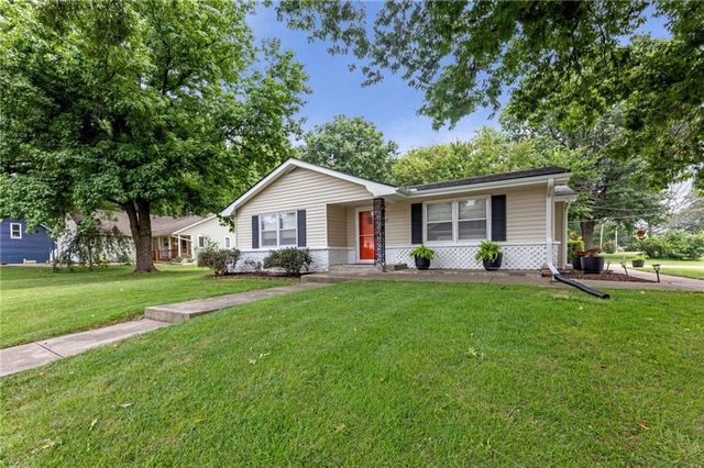 607 S Elm Street, Louisburg, KS 66053