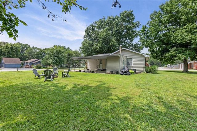 607 S Elm Street, Louisburg, KS 66053