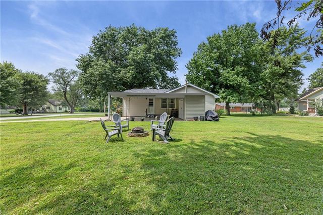 607 S Elm Street, Louisburg, KS 66053