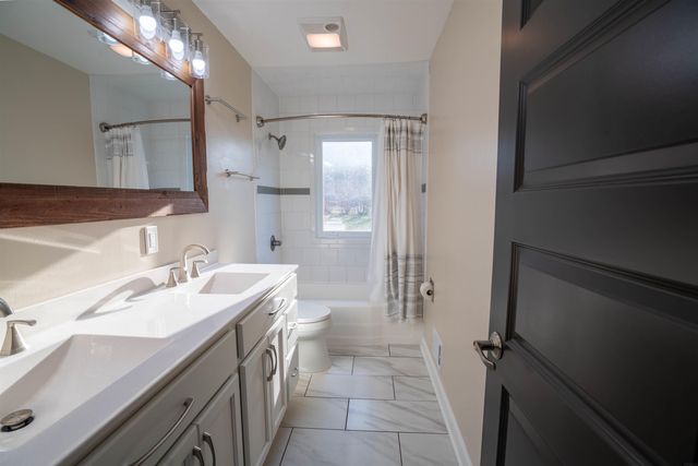 2804 Sunny Lane, Cedar Falls, IA 50613