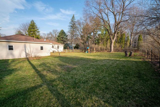 2804 Sunny Lane, Cedar Falls, IA 50613