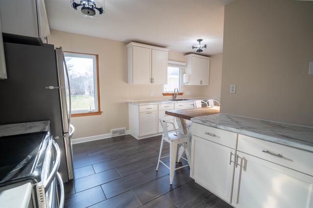 2804 Sunny Lane, Cedar Falls, IA 50613