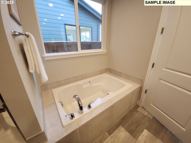 717 Magnolia Ave, Woodburn, OR 97071