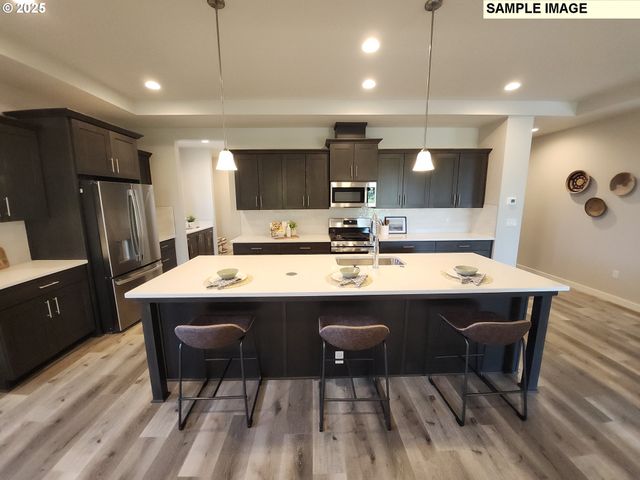 717 Magnolia Ave, Woodburn, OR 97071