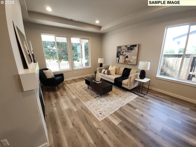 717 Magnolia Ave, Woodburn, OR 97071