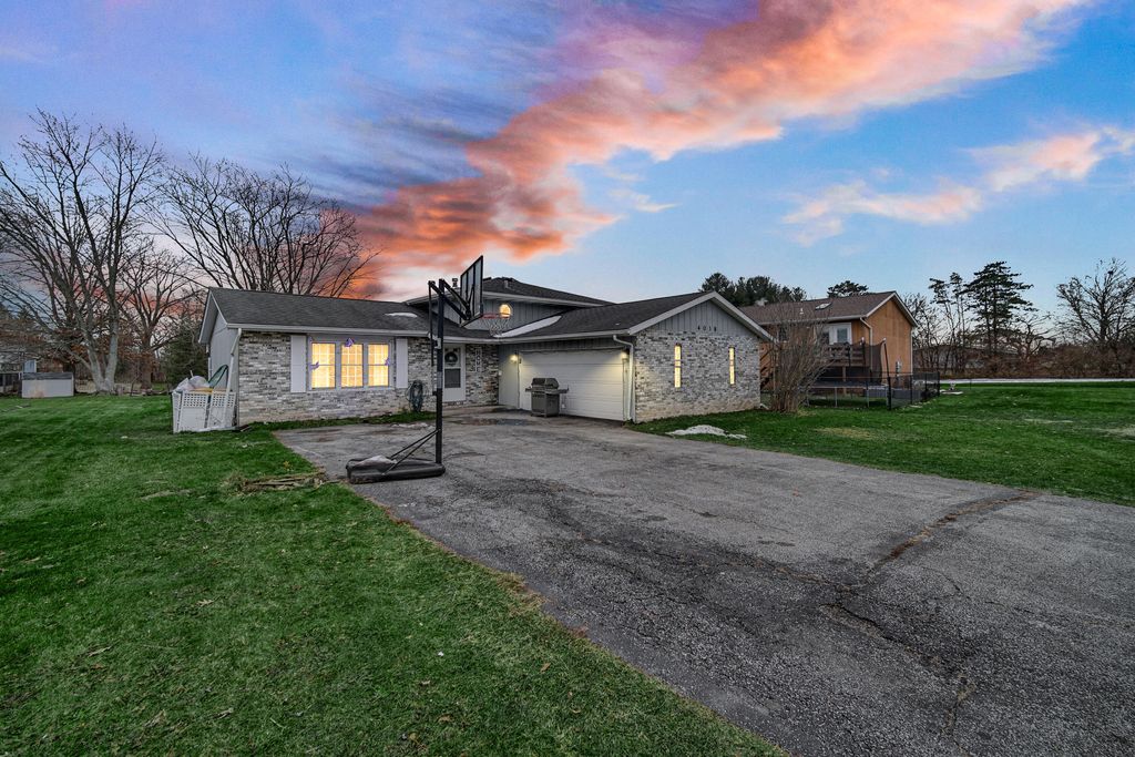 4038 Kingsway Drive, Crown Point, IN 46307
