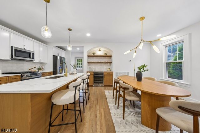 210 Paterson Ave, Hasbrouck Heights Boro, NJ 07604