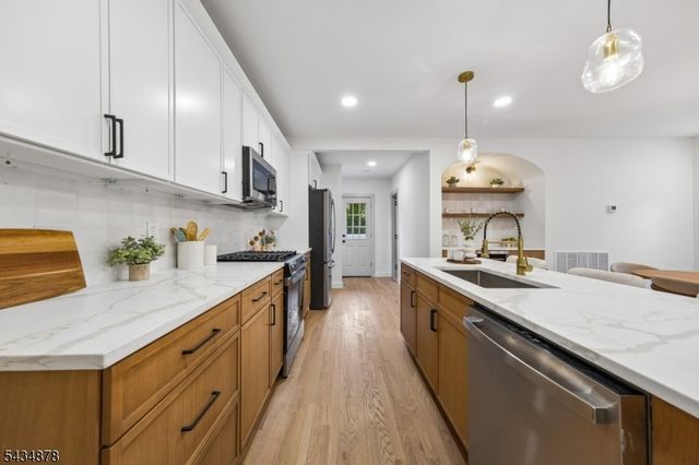 210 Paterson Ave, Hasbrouck Heights Boro, NJ 07604