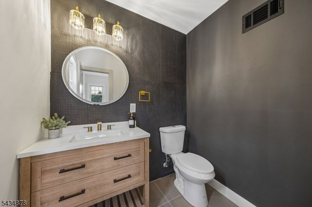 210 Paterson Ave, Hasbrouck Heights Boro, NJ 07604